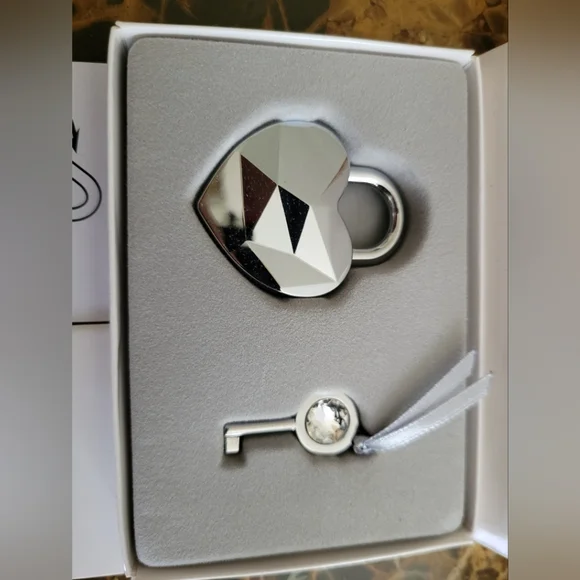 Swarovski Heart Lock And Key with Crystal Accents - Picture 2 of 3